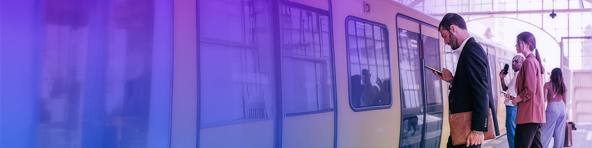 Mann steigt in Bahn ein