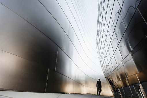 Mann zwischen Wänden