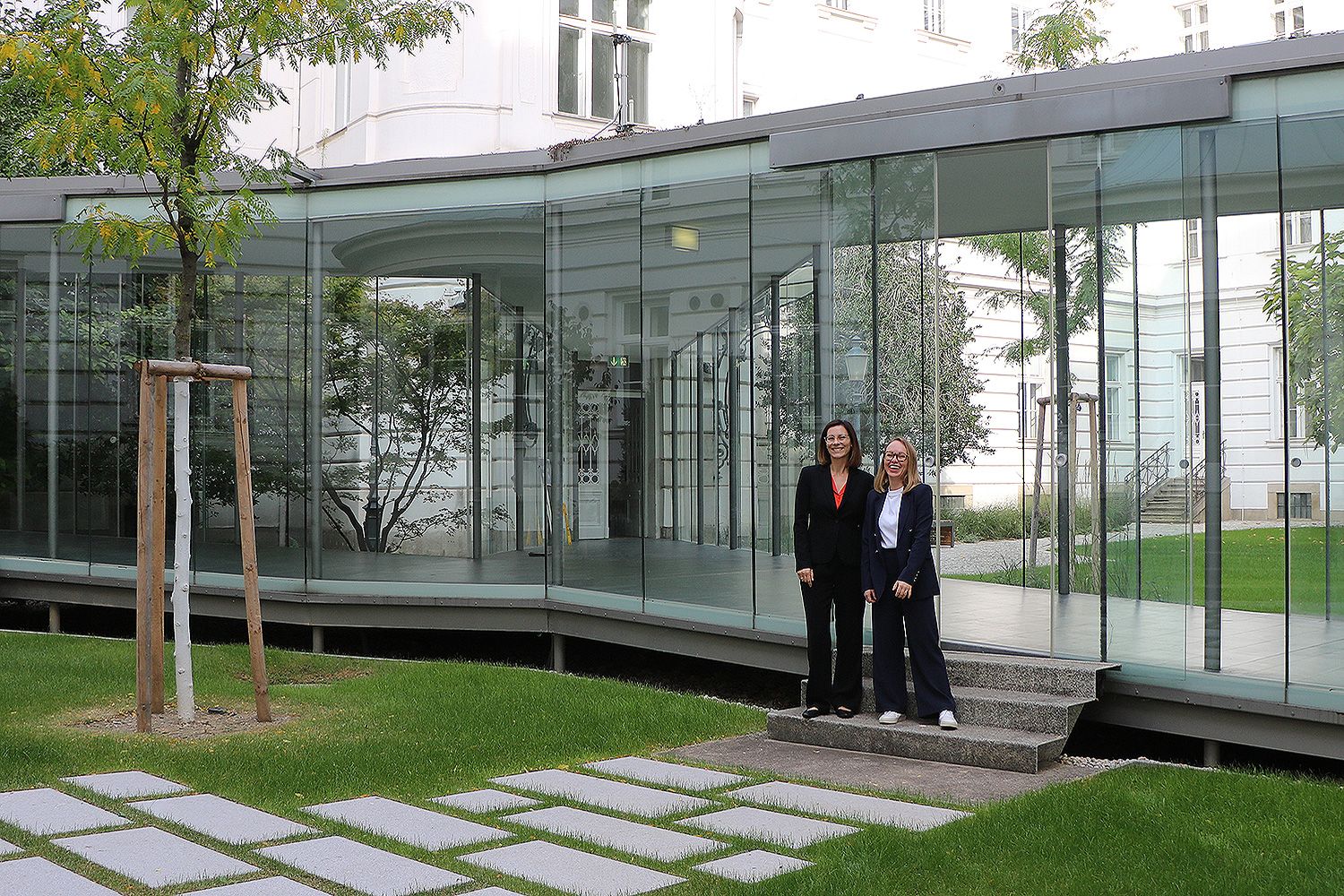 Unsere Audit-Kolleginnen Maria und Taisiia im Innenhof unseres Standorts in Wien