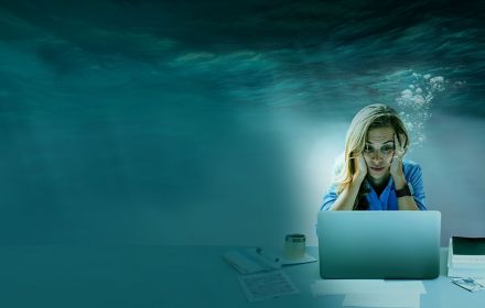 Mann unter Wasser mit Computer