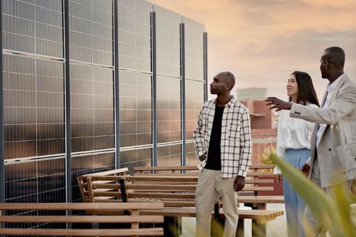 Menschen stehen vor Solar Panels