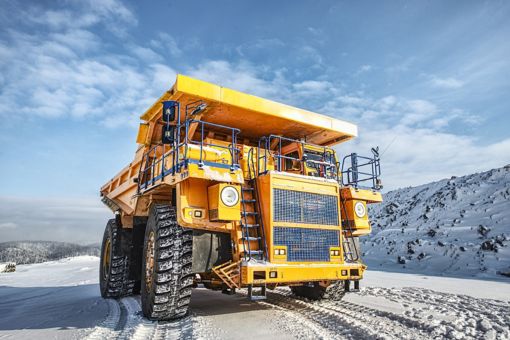 Camion minier jaune dans un champ enneigé
