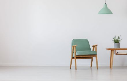 Chaise couleur menthe à côté d’une table en bois