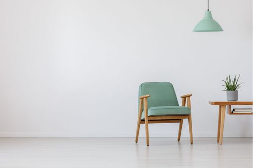 Chaise couleur menthe à côté d’une table en bois