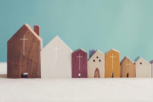 Modell-Kirchen vor türkisem Hintergrund