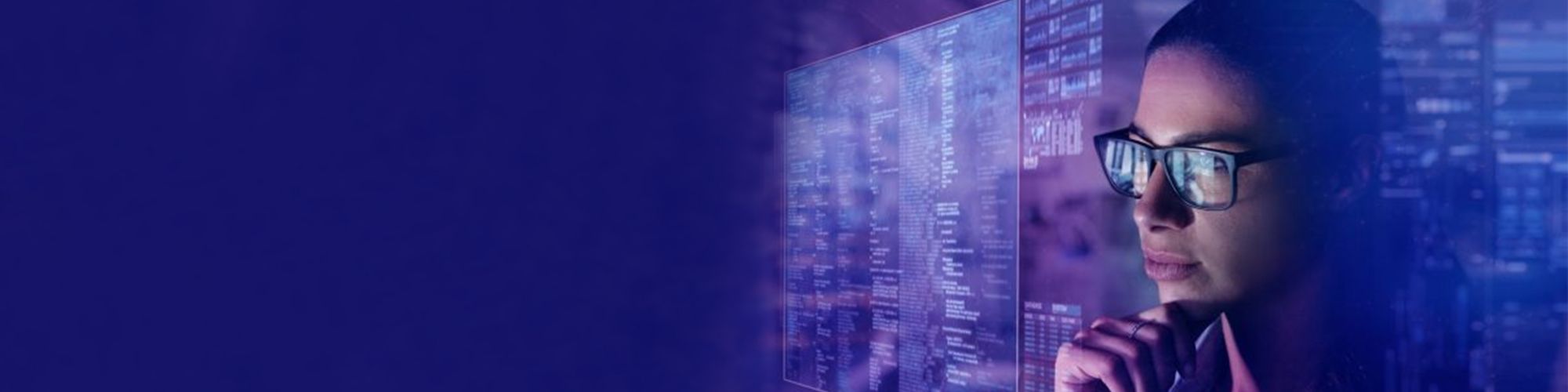 kona að horfa á skjá með tölum