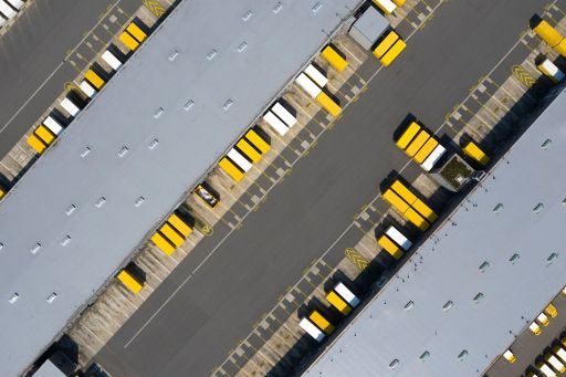 Lagerhalle mit gelben LKWs