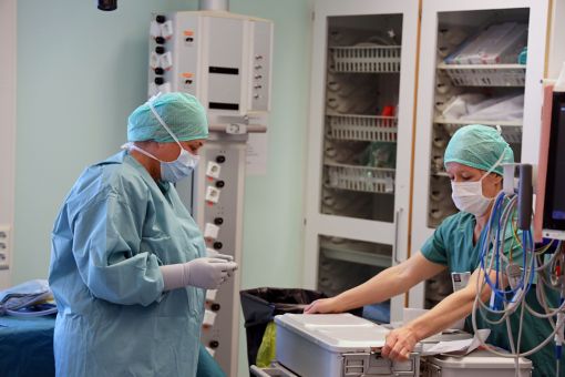 To operasjonssykepleiere klargjør til operasjon 