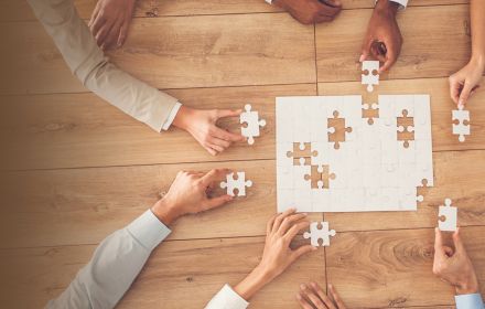 Hände mit Puzzelspiel