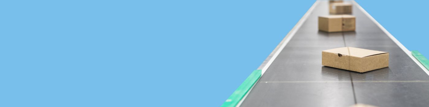 Pakete auf einem Fließband