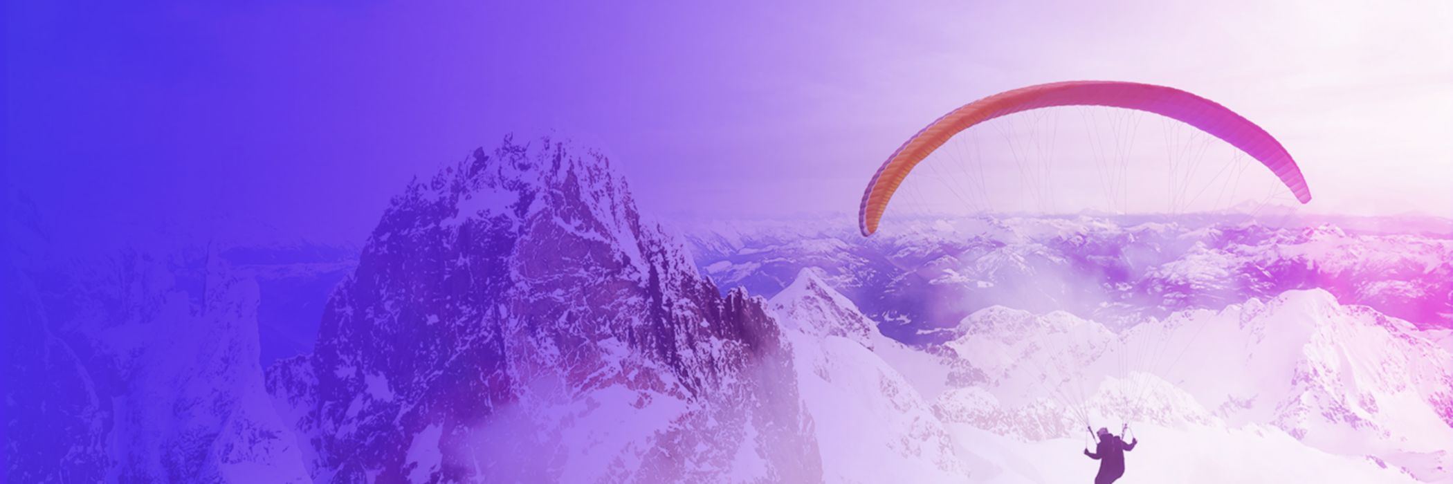 Paraglider fliegt durch Berglandschaft
