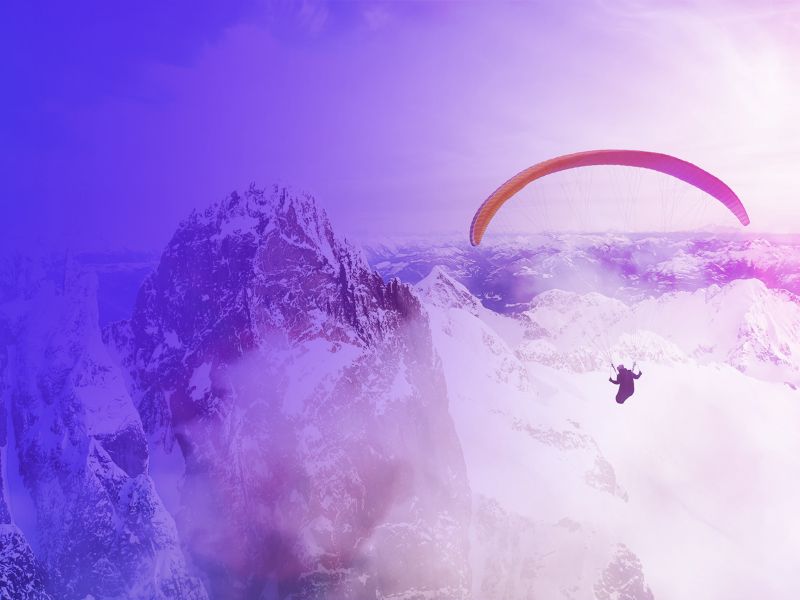 Paraglider fliegt über Berge