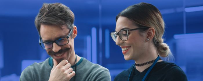 twee mensen kijken naar een laptop