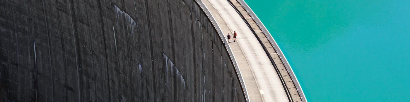 Top-view of people waling on the edge of Stausee Mooserboden Dam