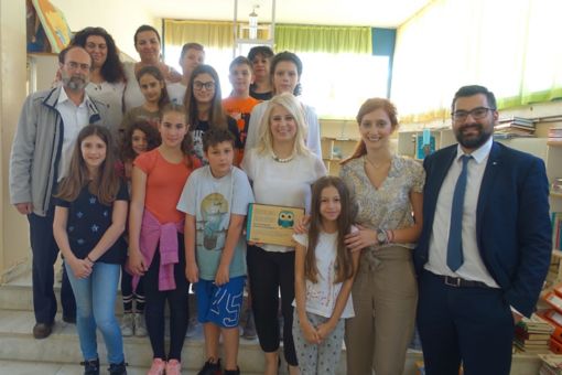 Αναμνηστική φωτογραφία με τους μαθητές και τα μέλη του συλλόγου γονέων και κηδεμόνων. Από αριστερά προς δεξιά διακρίνονται: Νικόλαος Μηνάογλου Διευθυντής 5ου Δημοτικού Σχολείου Περάματος, Πούπα Κραβαρίτη, Υπεύθυνη Εκδηλώσεων και Προγραμμάτων ΕΛΒΙ, Σιάνα Κυριάκου, Partner και COO KPMG, Κατερίνα Πουρναροπούλου, Marketing and CSR Coordinator, KPMG,  Αλκιβιάδης Σιαράβας Marketing and Communications Manager KPMG.