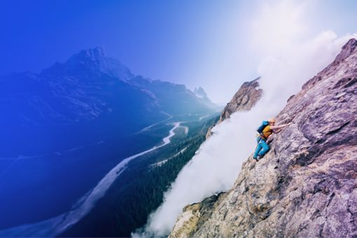 Person klettert an Berg