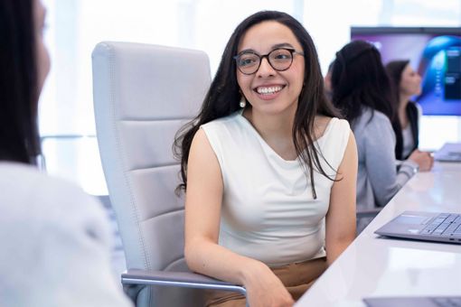 Persona en un centro de trabajo con una computadora en mano