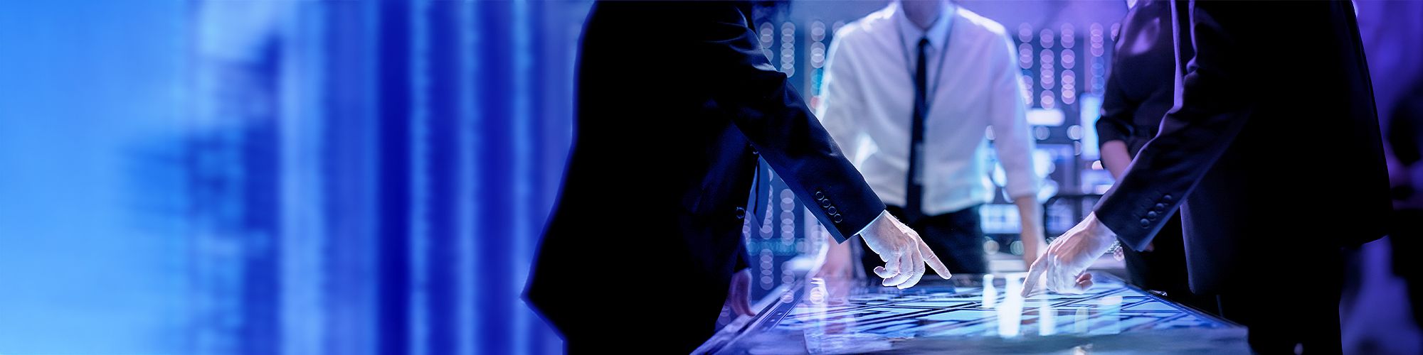 Personen zeigen auf digitales Board