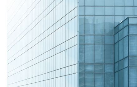 Szklana fasada biurowca | Zdjęcie przewodnie artykułu "Spory wokół leasingu operacyjnego w świetle kosztów finansowania dłużnego zażegnane?"