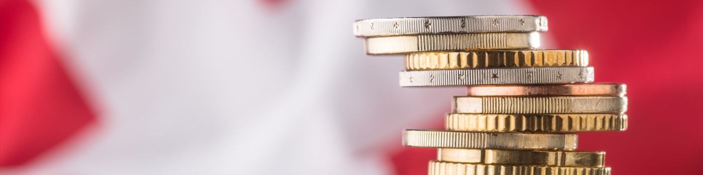 Monety na tle flagi Szwajcarii | Zdjęcie przewodnie postu "Sukcesja szwajcarskich depozytów przedsiębiorstwa"