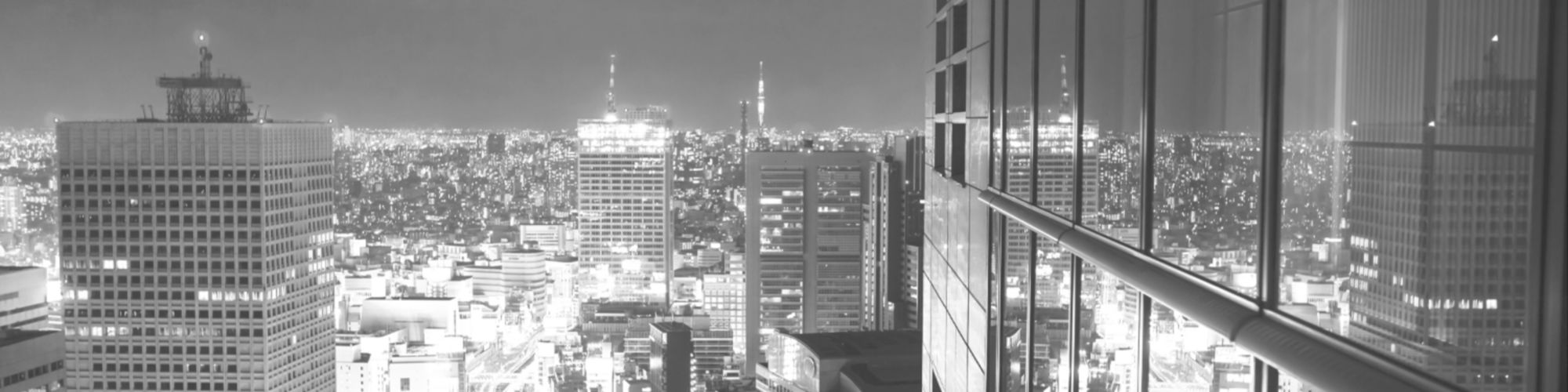 Osoba korzystająca z laptopa i smartphona | Zdjęcie przewodnie artykułu "Wątpliwości podatników w kwestii możliwości zaliczenia odsetek hipotetycznych od finansowania własnego (tzw. notional interest deduction) w świetle wyjaśnień organów podatkowych"