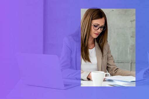 Kobieta przeglądająca dokumenty