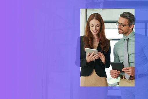 Kobieta i mężczyzna na spotkaniu w biurze