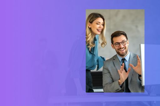 Kobieta i mężczyzna rozmawiający przed ekranem laptopa