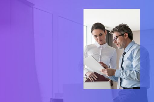 Mężczyzna oraz kobieta w biurze