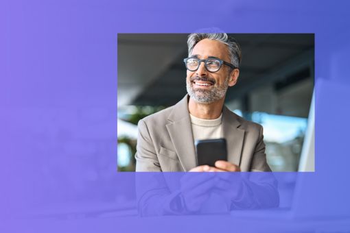 Mężczyzna trzymający telefon komórkowy