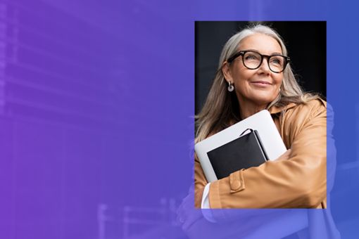 Kobieta niosąca dokumenty