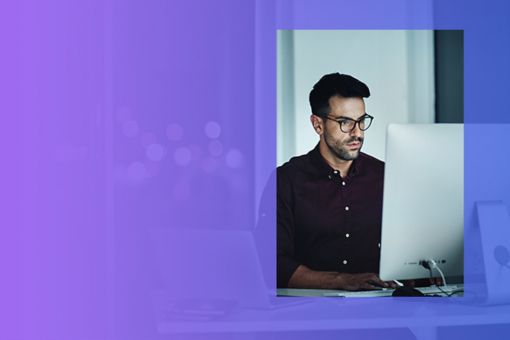 Mężczyzna przed ekranem monitora