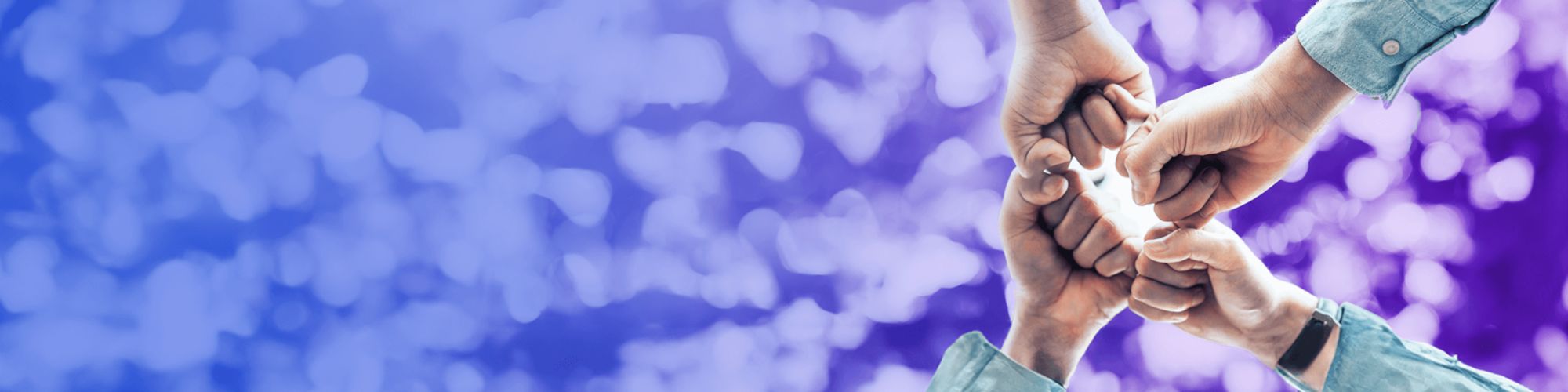 złączone 4 ręce złożone w pięści