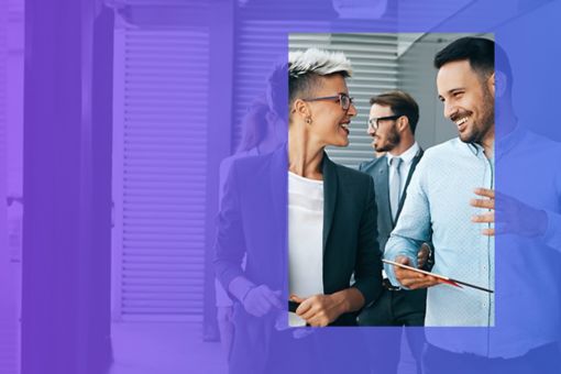 Mężczyzna i kobieta rozmawiający na korytarzu