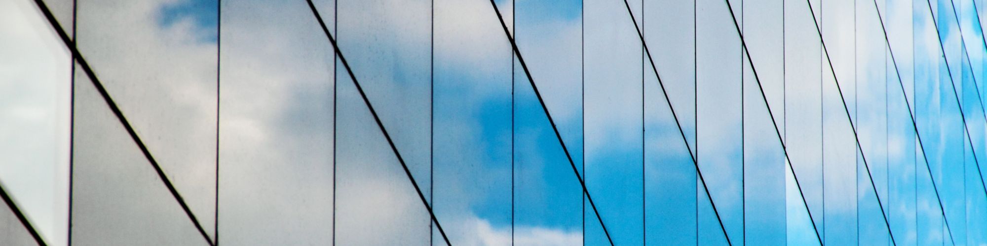 Nubes reflejándose en las ventanas de un edificio