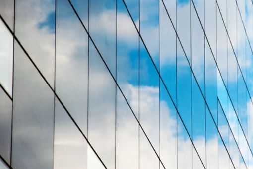 Nubes reflejándose en las ventanas de un edificio