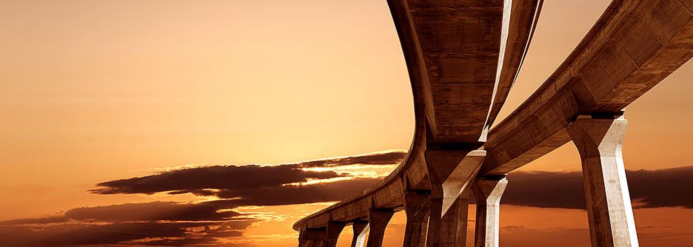 Brücke bei Sonnenuntergang