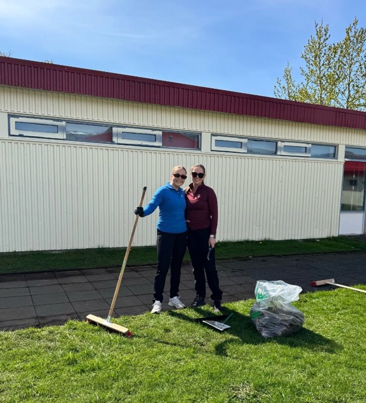 Starfsfólk KPMG í Reykjadal að hjálpa til við vorhreingerningu í maí 2025