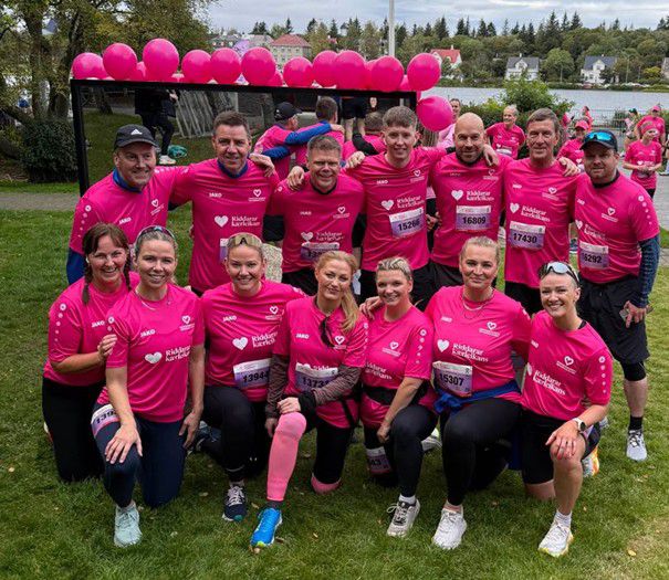 Hópur starfsfólks KPMG sem hljóp í Reykjavíkurmaraþoninu í ágúst 2025, rétt fyrir hlaup