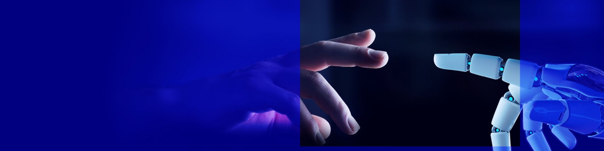 Doigt humain touchant presque un doigt de robot