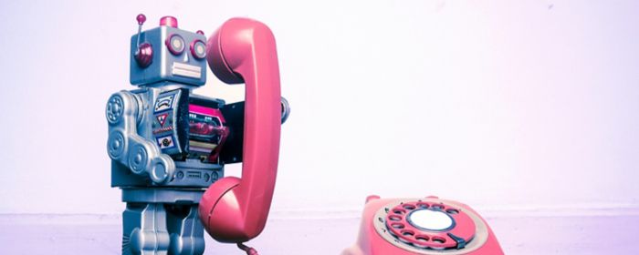 Roboter und Telefon