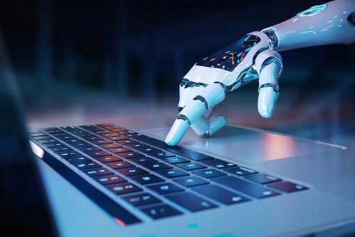 Roboterhand tippt auf Tastatur