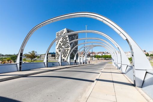 Buildings in america against a bridge