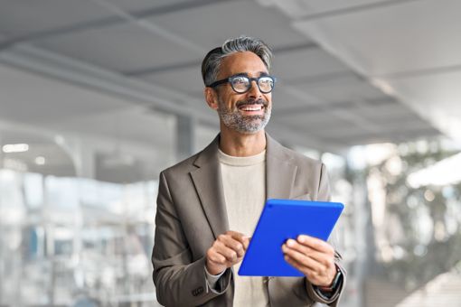 Man holding a tab