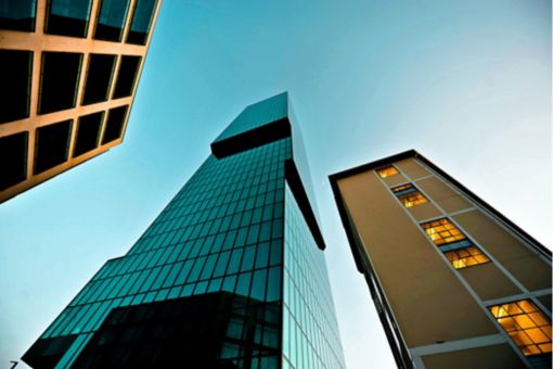 Glas windows on large building - Swiss Real Estate Sentiment Index 2022