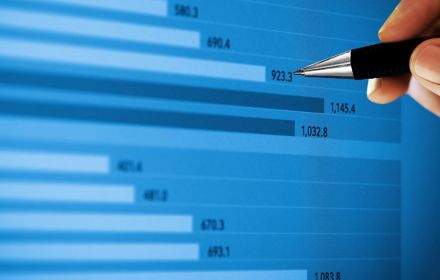 Stift zeigt auf Balken Analyse