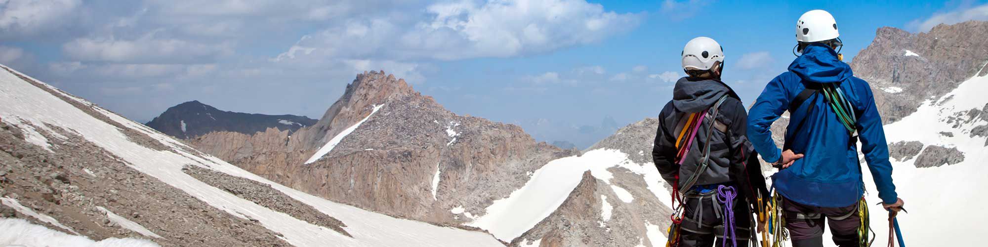 Zwei Bergsteiger blicken in die Ferne