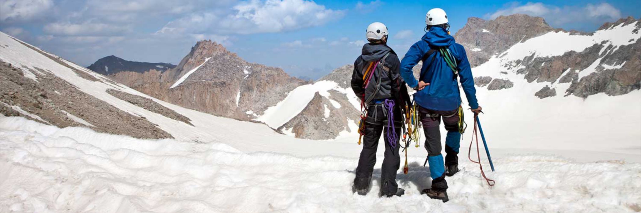 Zwei Bergsteiger mit Blick zum Berg