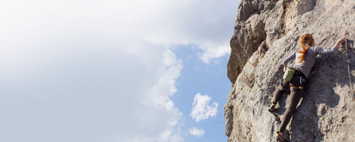 Bergsteiger auf Kletterwand