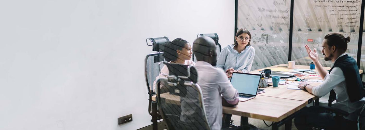 Équipe collaborant dans la salle de réunion